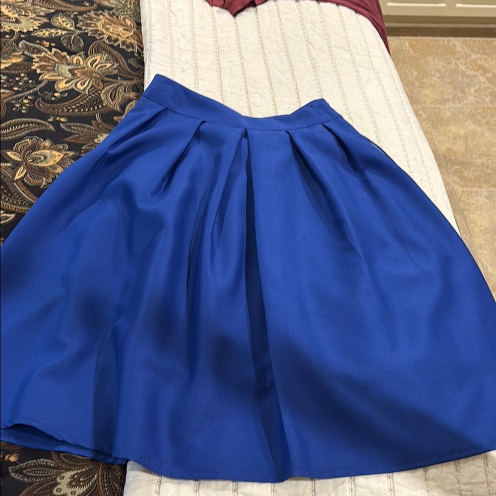 Beautiful midi skirt with pockets!!